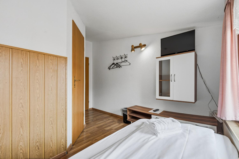 Bedroom 3, Self-Checkin Hotel "Zum Lowen", Märkisch-Oderland