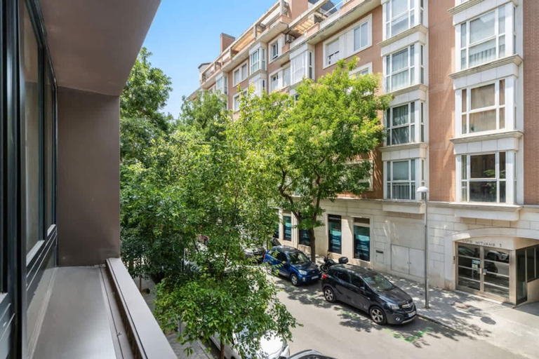 Room 2, Pac Fico Suite With Double Sofa Bed Near Retiro, Madrid