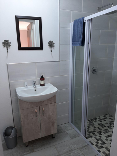 Bathroom 4, Lafenis Selfsorg, Frances Baard