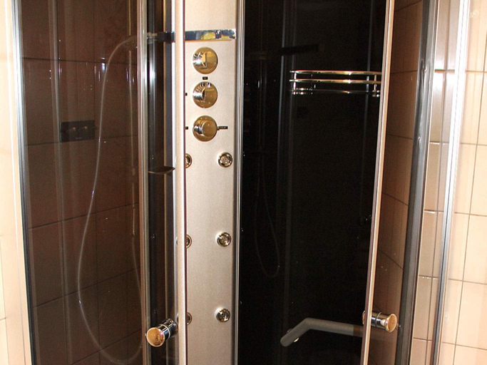 Bathroom 3, 5 person holiday home in Selsøyvik, Rødøy