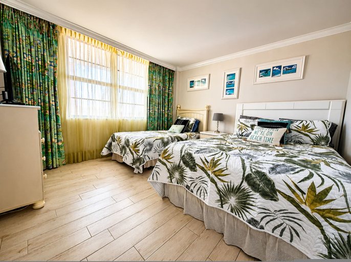 Room 5, Luxury Beach Resort Marco Island Condo Ocean Views Pool Beach, Collier