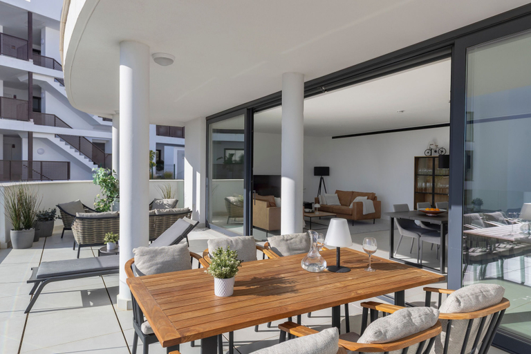 Room 3, Luxury 3-bedroom Apartment in Higuer n, Málaga