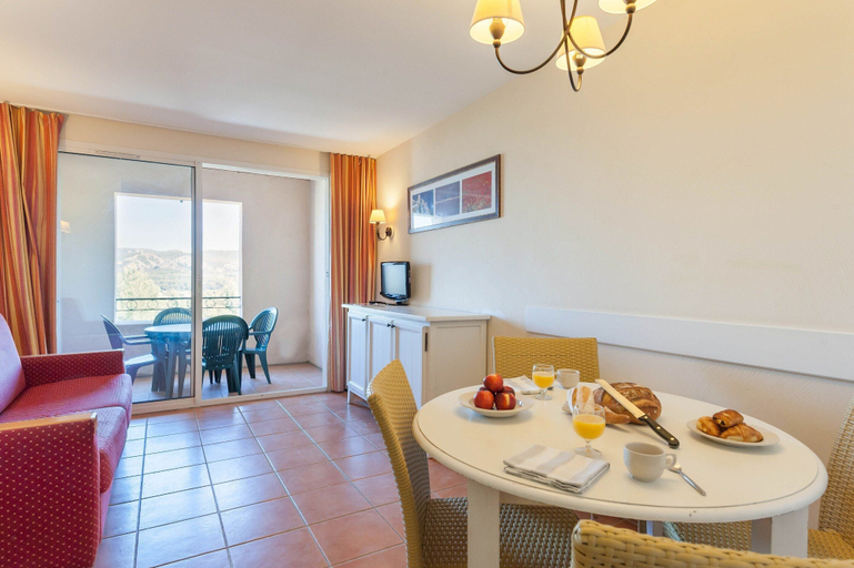 Dining 5, 4-person Riverfront Escape, Bouches-du-Rhône