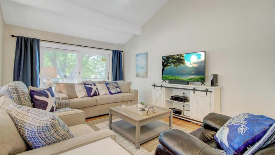 Interior 2, 24 Fairway Dunes by Avantstay Golf Course View + Swimming Complex, Charleston