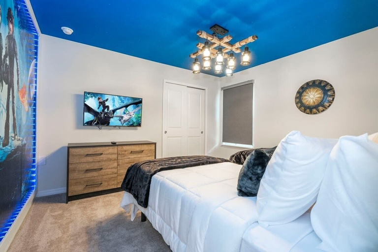 Room 5, Spacious Family Retreat w/ Pool at Windsor Island, Polk