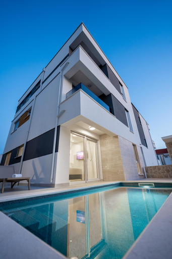 Sport & Beauty 2, Relax apartments - private pool and garden II, Novalja