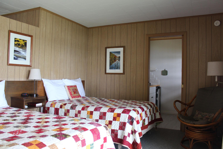 Bedroom 2, Sandy Point Motel, Hamilton