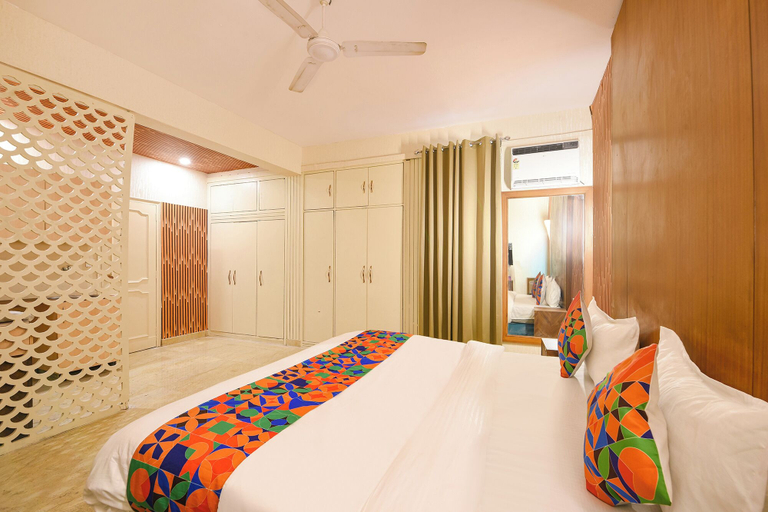 Room 4, Via Gem 92, Delhi