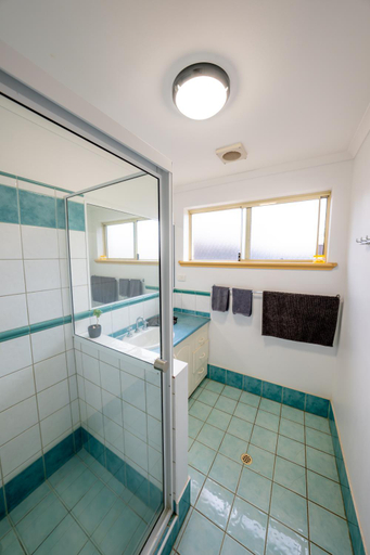 Bathroom 4, Yot Spot Holiday Apartments, Esperance