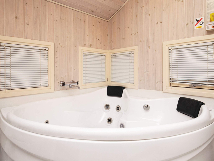 Bathroom 3, 4 star holiday home in Humble, Langeland