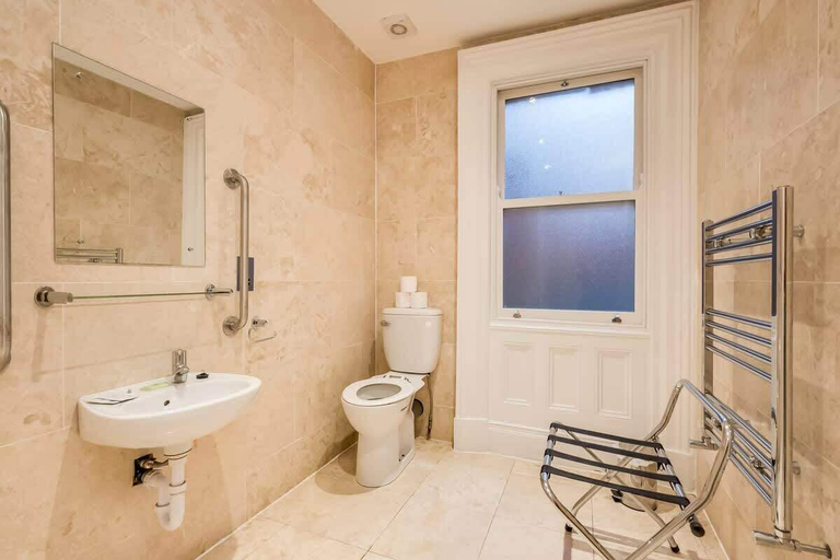 Bathroom 2, Central Belfast Apartments Harpers, Belfast