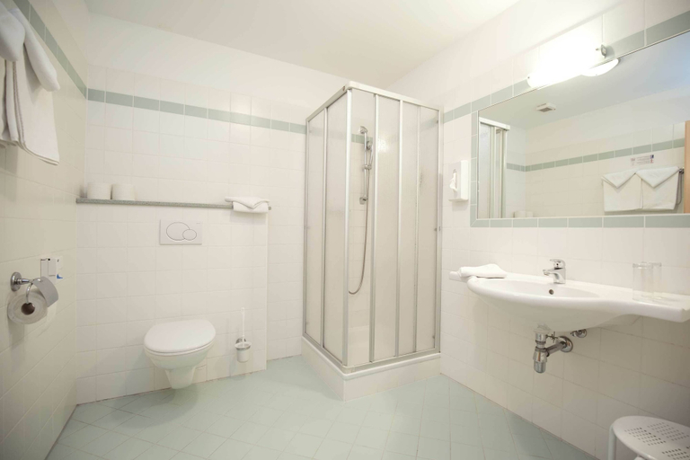 Bathroom 4, Flackl - Wirt, Neunkirchen