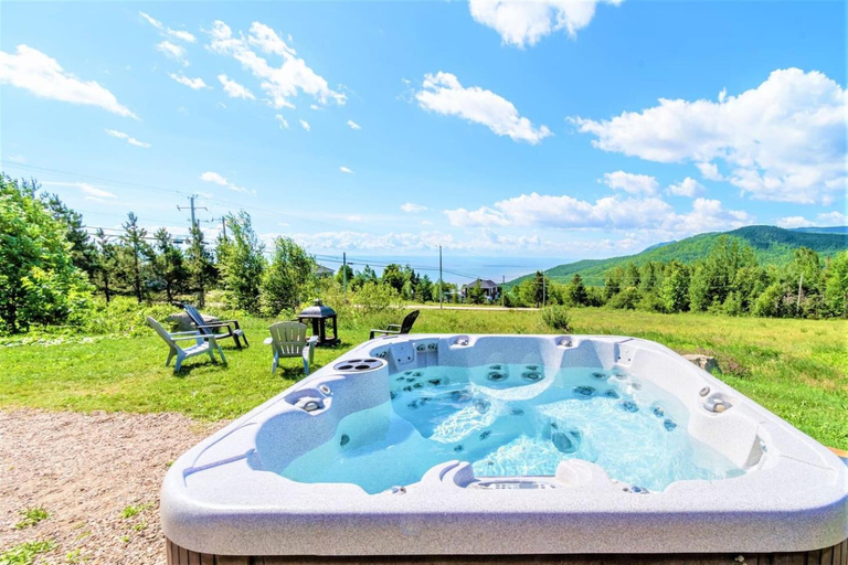 Sport & Beauty, Charlevoix 4BR Cottage Hot Tub & Game Room 12, Charlevoix