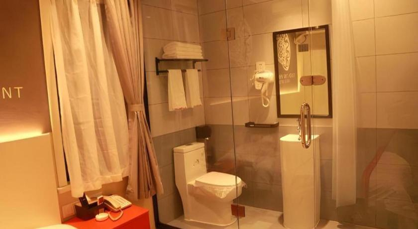Bathroom 3, Shell Hotel Hebi Qi County Qihe Road, Hebi