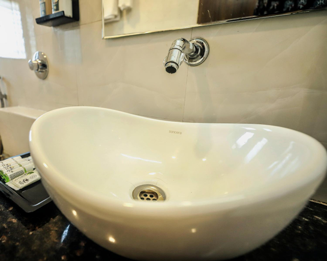 Bathroom 2, STRAND RESORT, Pune