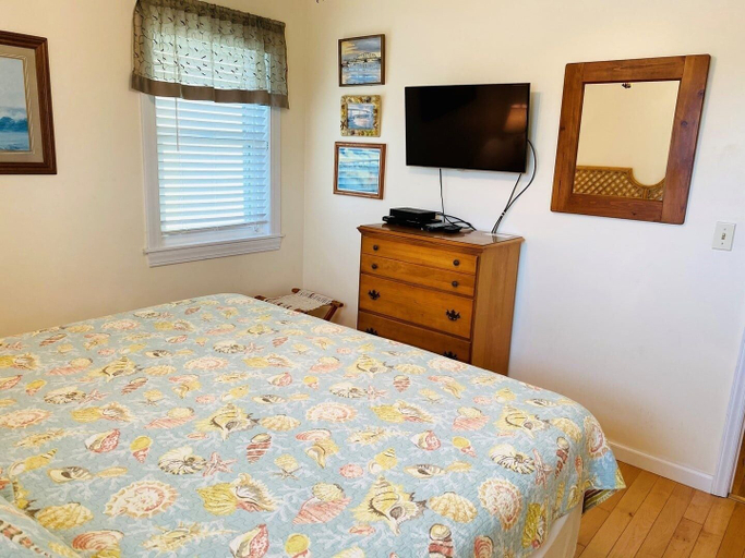 Room 4, Serenity Now 3 Bedroom Home by RedAwning, Brunswick