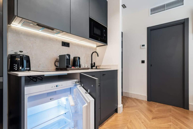 Room 2, Pac Fico Deluxe King Suite Near Retiro, Madrid