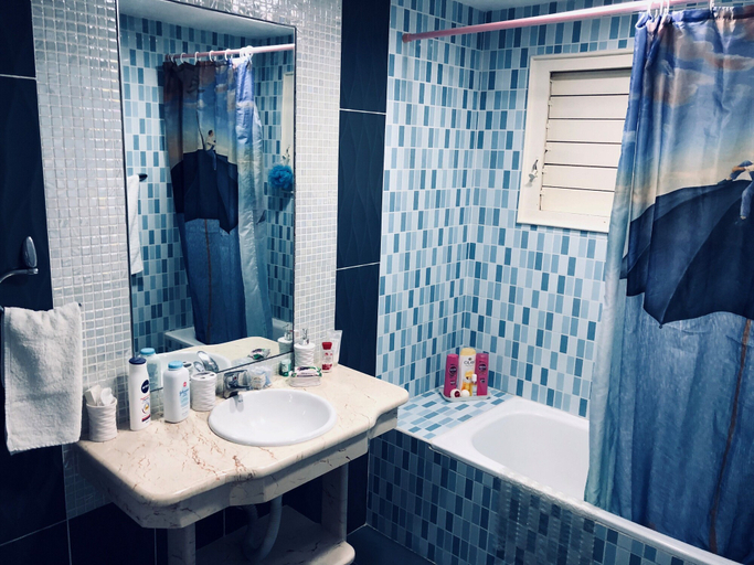 Deep soaking bathtub, Apartamento Haydee, Centro Habana