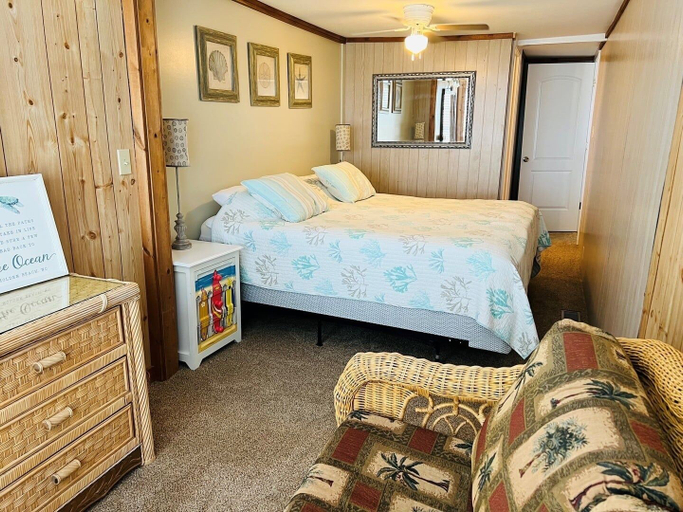 Room 5, Hidden Treasure 2 Bedroom Home by RedAwning, Brunswick
