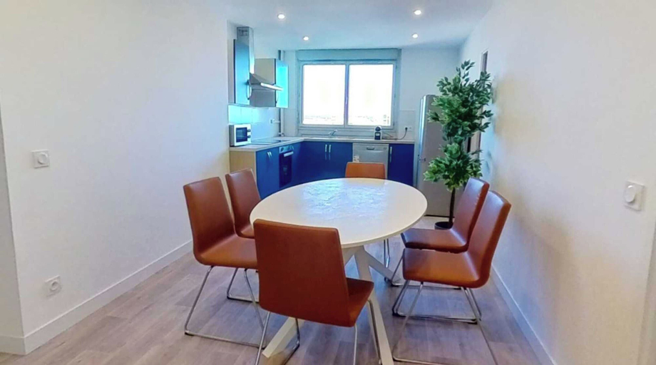 Dining 3, Private Room in a Shared Flat - Lyon 8, Rhône