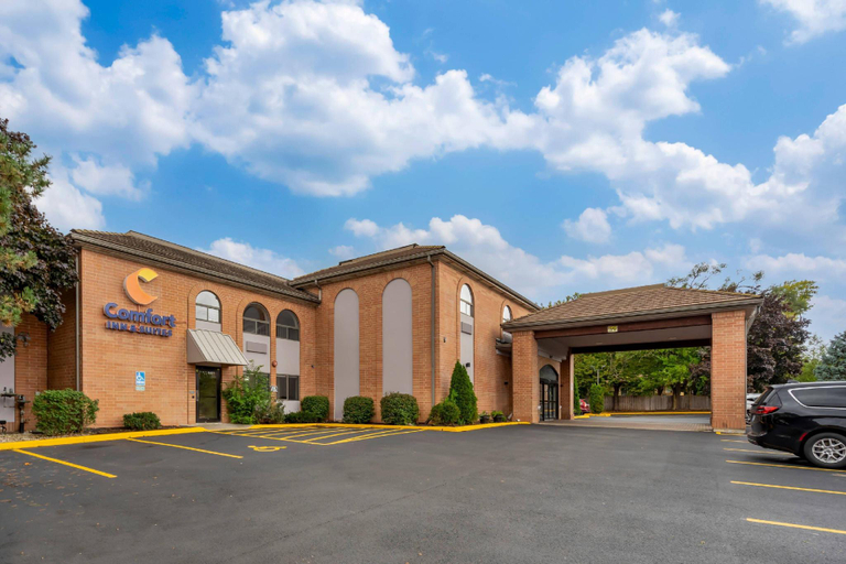Exterior & Views 1, Comfort Inn & Suites Mundelein-Vernon Hills, Lake