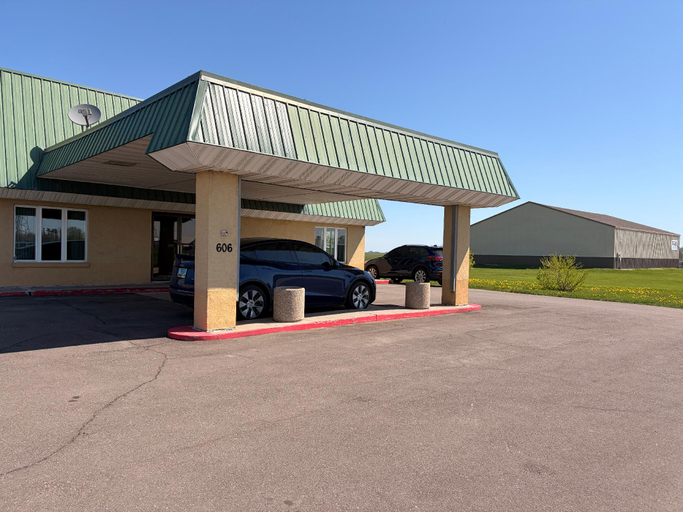 Exterior & Views 2, East Grand Inn, Polk