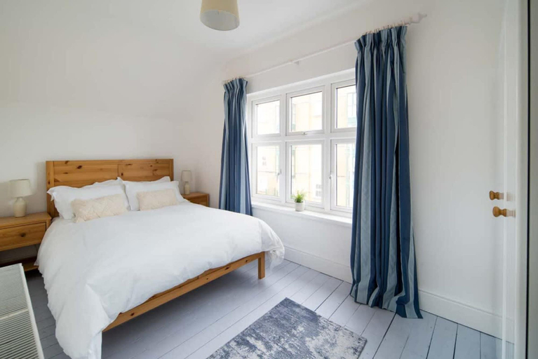 Room 5, The Chambers Apartment Central Cowes, Isle of Wight