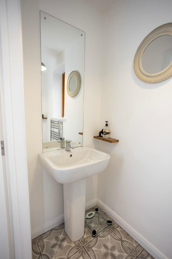 Bathroom 3, Johnnys Cove - 2 Bedroom House - New Hedges, Pembrokeshire