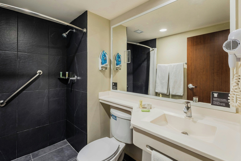 Bathroom 4, City Express Plus by Marriott Ciudad de México Patio Universidad, Mexico City