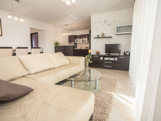 Others 2, Lavish Holiday Home in Tinjan With Private Swimming Pool, Tinjan