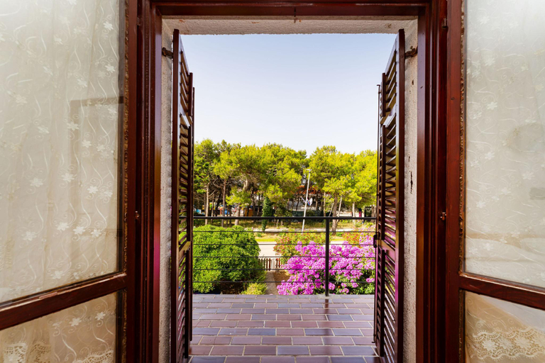 Garden 5, Drazen Charming First Floor Apartment, Novalja