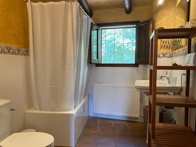 Bathroom 2, Can Vila, Girona