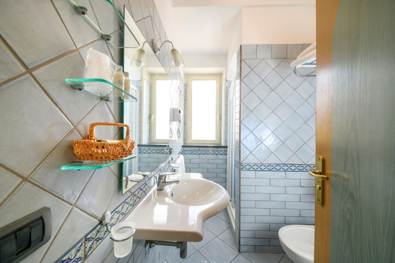 Bathroom 4, Hotel Punta Imperatore, Napoli