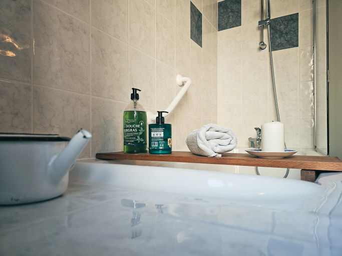 Bathroom 2, Auberge de Chanteuges, Haute-Loire