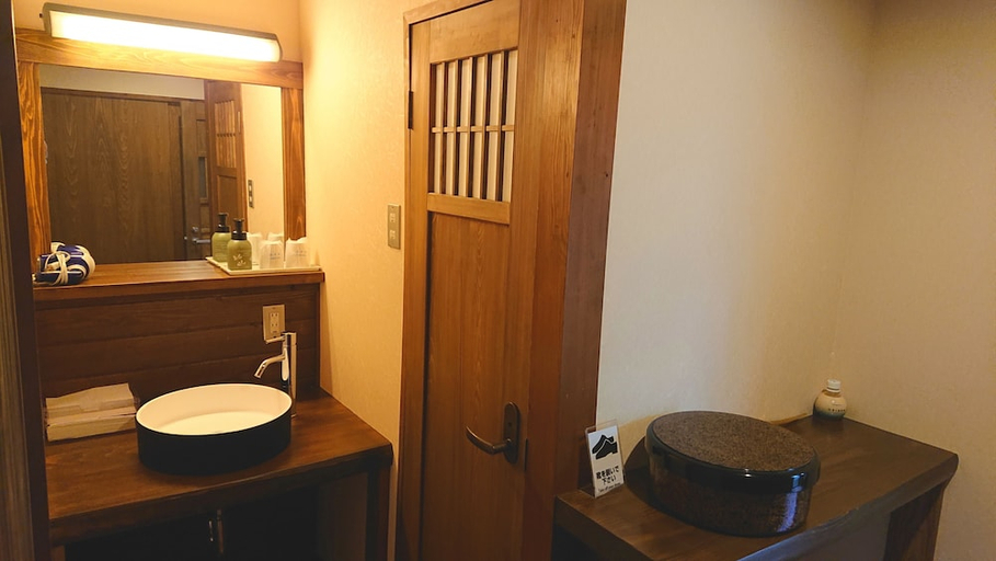 Bathroom 4, Kurokawa Onsen Ryokan Ichinoi, Minamioguni