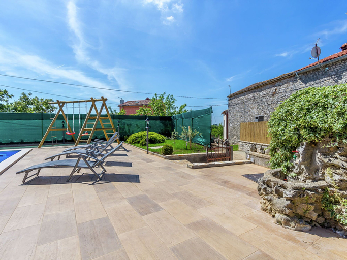 Others 2, Stone Cottage Ideal for Families, With Private Pool and air Conditioning, Svetvinčenat