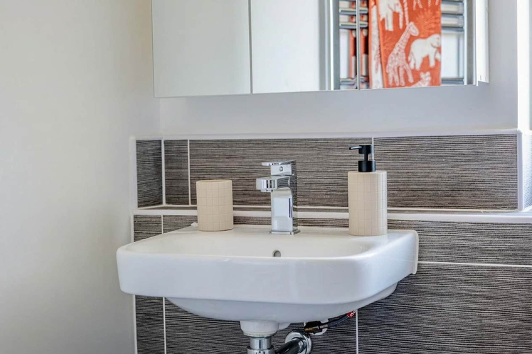 Room 3, Perfect Booking 4 Bed Home in Swindon, Swindon