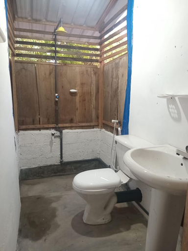 Bathroom 5, Surfers Park Arugambay, Pothuvil