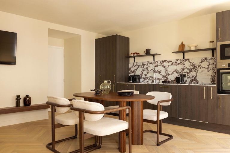 Dining 5, Design Appartement a/c 2br/4p - Montmartre, Paris