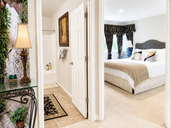 Bedroom 2, The Elegant & Cozy Retreat, King