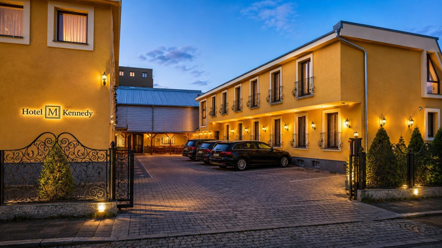 Exterior & Views