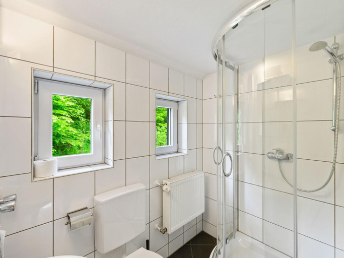 Bathroom 3, Schones Ferienhaus mit Terrasse, Hochsauerlandkreis