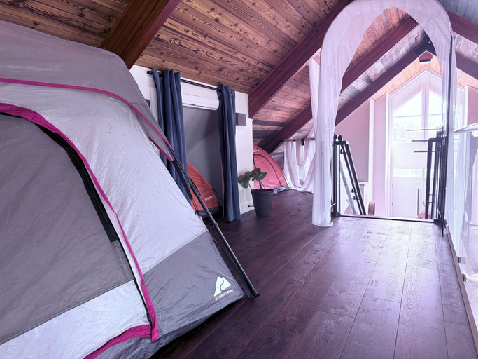 Room 2, 8 Tents at Niagara Retreat Center, Niagara