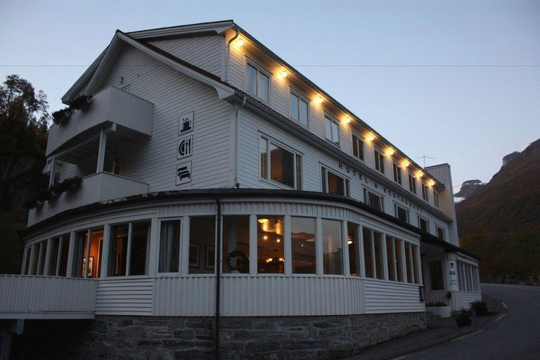 Exterior & Views