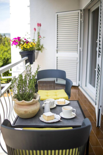 Food & Drinks 5, Apartments Batista, Okrug