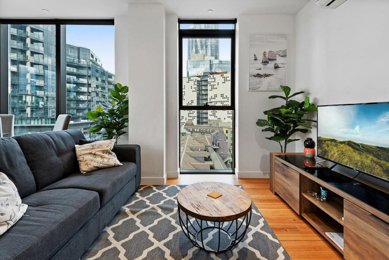 Others 4, Bright Apartment With City Views in Trendy Locale, Melbourne