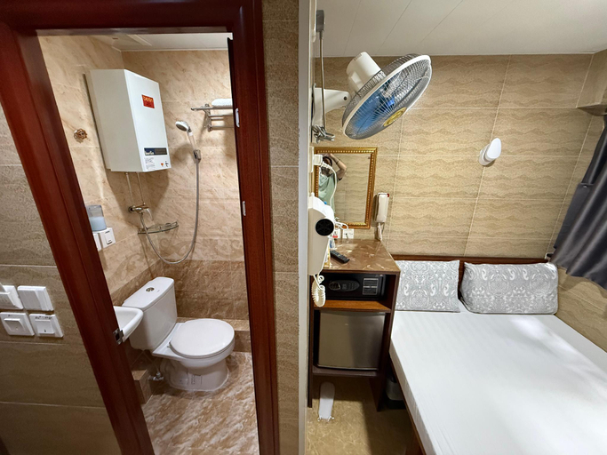 Bathroom 5, Xia Men Guest House, Kowloon