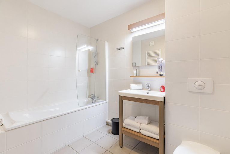Bathroom 3, Appart'City Confort Mulhouse, Haut-Rhin