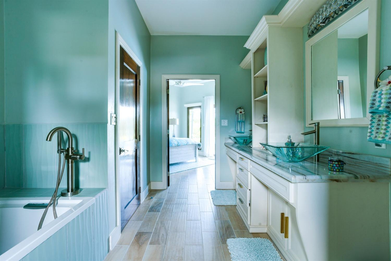 Bathroom 4, Stunning 3BR Lagoon Home with Sunset Rooftop Deck