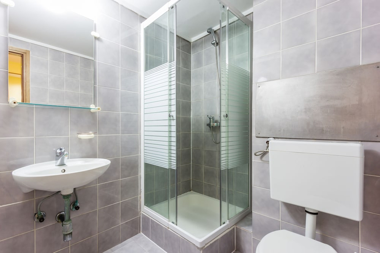 Bathroom, B&B HOTEL Maribor UNI Hostel, Maribor